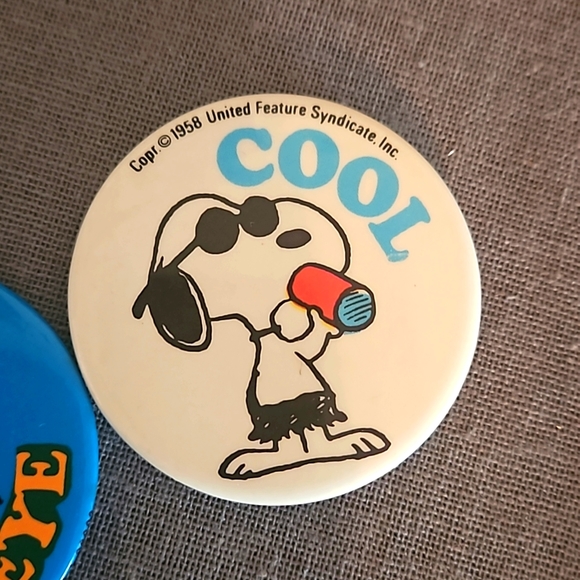 Set of 2 vintage Snoopy Woodstock buttons Peanuts 1980s pins Great shape! - Picture 4 of 6
